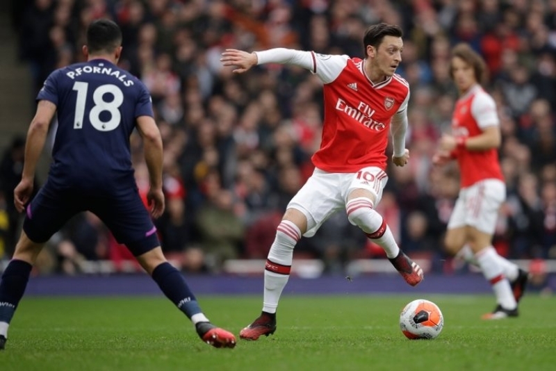 <p>Mesut zil'in dnyada son 7-8 senede yapt yardm ok az futbolcu yapmtr. Mesut, varlkl bir aileden gelmedi. Her zaman paylamak istiyor. Sahada nasl asist yapyorsa, saha dnda da insanlara devaml asist yapan bir insan.</p>