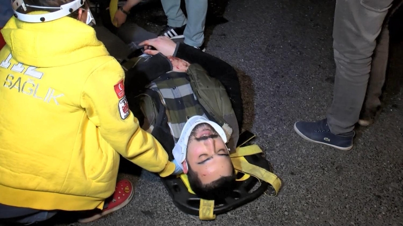 <p>Yaral srcye, olay yerindeki ambulansta ilk mdahale yapld. Yaral src sedye ile ambulansa tand srada 'Ben bu hale decek adam mym?' diye sylendi. lk mdahalesi tamamlanan src hastaneye kaldrlarak tedavi altna alnd. </p>