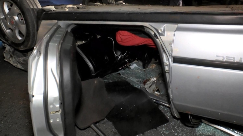 <p>Ara nce 34 HS 5133 plakal otomobile vurdu sonra da takla atarak ters dnd. Kazada takla atan otomobilin srcs arata skt.</p>