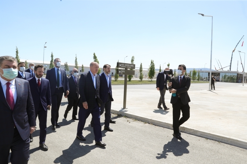 <p>Erdoğan'a Hazine ve Maliye Bakanı Berat Albayrak, İletişim Başkanı Fahrettin Altun, Cumhurbaşkanlığı Sözcüsü İbrahim Kalın da eşlik etti.</p>