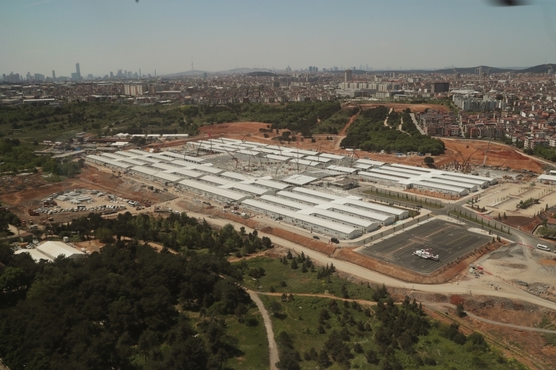 <p>Atatürk Havalimanı'nda 9 Nisan'da temeli atılan hastane inşaatındaki çalışmaları da denetleyen Erdoğan, Hadımköy'deki hastane alanında da inceleme yapacak.</p><p><br></p><p>(AA)</p>