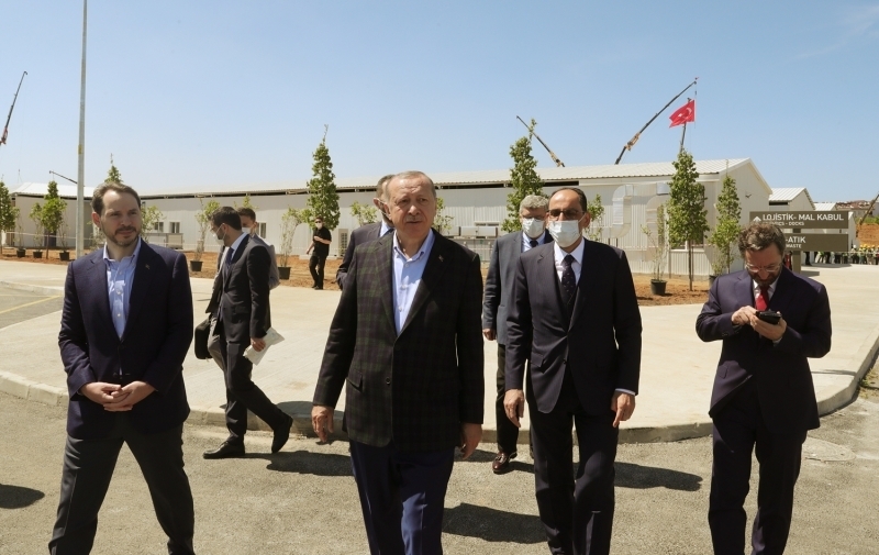 <p>Erdoğan, Atatürk Havalimanı'na geçerken, 'Demokrasi ve Özgürlükler Adası' olarak yeniden düzenlenen Yassıada'da sürdürülen çalışmaları havadan inceledi.</p>
