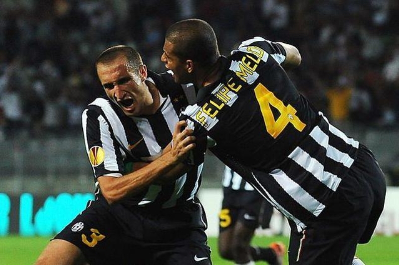 <p>Bu dakikadan sonra Chiellini'ye saygım yok. Asla da olmayacak. 'Balotelli'yi tokatlamak lazım' diyor. Ben de beterin beteriymişim. Chiellini her zaman bir korkak olmuştur' diyerek yanıt verdi.</p>