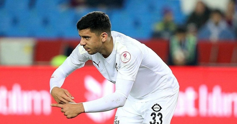 <p>Galatasaray’ın talip olduğu Cenk için Trabzonspor, Fenerbahçe ve Başakşehir’in devrede olduğu iddia edildi.</p>