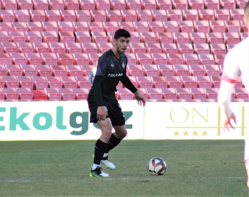 <p>U21 Milli Takımı’na da çağrılmaya başlayan Cenk’teki potansiyeli gören Galatasaray teknik ekibi bu futbolcunun transfer edilmesi durumunda uzun yıllar formayı giyeceği kanaatinde...</p>