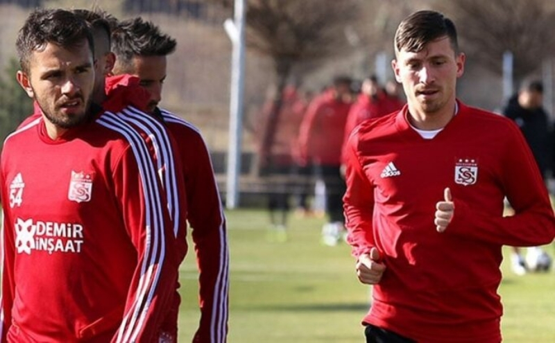 <p><br></p><p>Sivasspor’un iki yıldızı Mert Hakan Yandaş ile Emre Kılınç’ı bitiren ve yine aynı takımdan Erdoğan Yeşilyurt’a talip olan sarı-kırmızılılar, Oğulcan Çağlayan ve Nazım Sangare gibi isimlere de talip.</p>