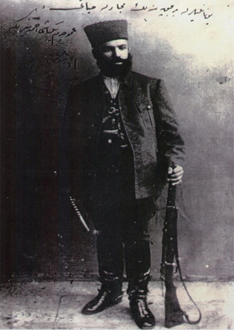 <p>1912 ylnda Selanik Hukuk Fakltesini bitiren brahim Ethem, rencilik yllarnda Rumeli gazetesinde muhabirlik de yapt.</p>