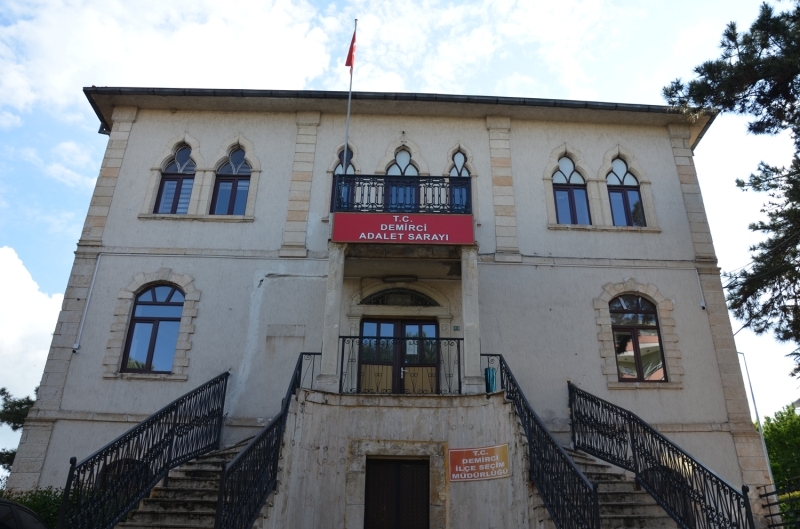 <p>Gazi Mustafa Kemal Atatrk'n tavsiyesiyle 'Aknc' soyadn alan brahim Ethem Bey, 25 Temmuz 1949 ylnda emekli olduktan sonra 1950 seimlerinde Balkesir'den bamsz milletvekili aday oldu. Seimlere 3 gn kala 11 Mays 1950'de geirdii kalp krizi sonucu vefat eden Aknc'nn kabri Sndrg Mezarlndadr.</p>