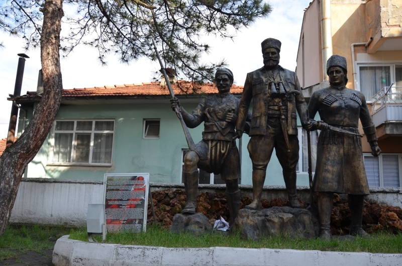 <p>Kaymakam brahim Ethem Aknc ve Demirci Aknclar, Demirci'de her yl austos aynda dzenlenen programla anlyor.</p><p>Kaymakam Aknc'nn, grev yapt hkmet kona bugn ayn mimarisi ile ayakta dururken, bahesinde Kaymakam Aknc, Grdesli Makbule ve Parti Pehlivan'n heykelleri yer alyor.</p>