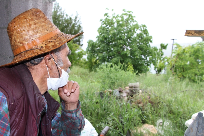 <p>Koronavirüs tedbirlerinin esnekleştirilmesi ile bugün 11.00-15.00 saatleri arasında dışarı çıkan Ziya dede, 4 saatlik izninde ismini ‘Huzur’ koyduğu adasına koştu. İlkbaharda yeşile bürünen adasında ilk önce eşinin olduğu fotoğrafı öpüp seven Ziya dede, ardından 'Sevgilim, çocuklarım' dediği ağaçlarının arasında gezip, onlarla konuşarak vakit geçirdi.<br></p>