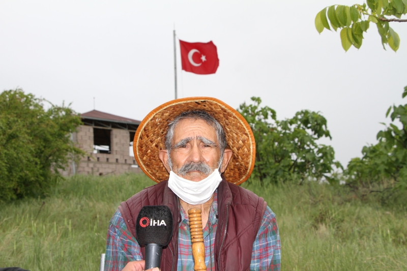 <p>Adanın ismi Huzur koyduğunu belirten Ziya dede, 'Herkes gelsin huzurunu burada alsın. Tunceli Valimiz Tuncay Sonel benimle çok ilgileniyor, kendi ekiplerinden birilerini bu ağaçları budamak için yollarlarsa çok mutlu olurum. Bu hastalık geçerse gelip huzurlu adamda çalışacağım' ifadelerini kullandı.</p>
