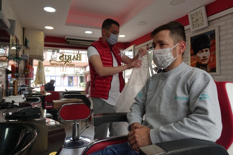 <p>Berber, kuaför ve güzellik salonlarında müşterinin oturacağı, temas edebileceği tüm alanlar ile zemin dezenfekte edilecek, her işlem sonrasında bu dezenfeksiyonun tekrarlanması sağlanacak.</p>