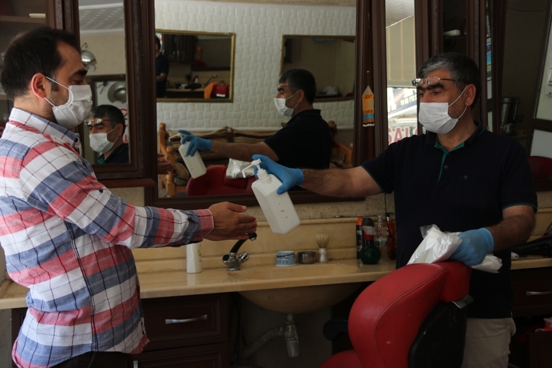 <p>Şanlıurfa'da yeni tip koronavirüs (Kovid-19) tedbirleri kapsamında faaliyetleri geçici olarak durdurulan berber, kuaför ve güzellik merkezleri, müşterilerine yeniden hizmet vermeye başladı.</p>
