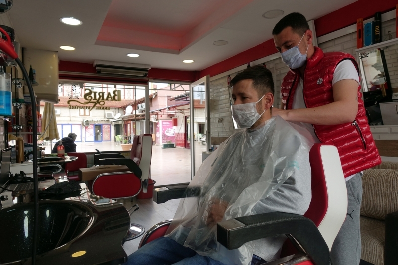<p>İçişleri Bakanlığınca yayımlanan genelgeye göre berber, kuaför ve güzellik salonlarında çalışanlar maske kullanacak, müşteriler ise işleme göre maskeyi çıkarabilecek. Bu iş yerleri aynı anda yan yana iki koltukta müşteri kabul edemeyecek.</p>