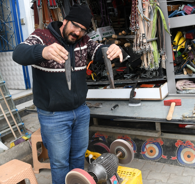 <p>G�kay Demiral, AA muhabirine yapt��� a��klamada, bankac�l��� b�rakt�ktan sonra bu mesle�i �ok severek s�rd�rd���n� s�yledi.</p>