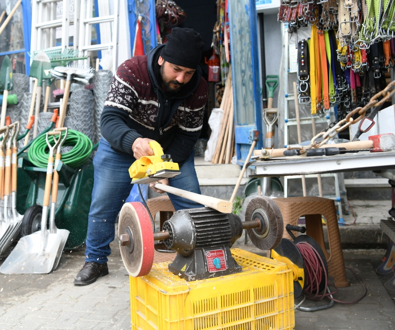 <p>Demir ustal���n�n 'Peygamber mesle�i' olarak tan�mland���n� belirten Demiral, 'Eski �apa i�leri kalmad��� i�in biz de zirai aletlerin ekipmanlar�na y�neldik. Meslek yok olmaya do�ru giderken ayakta tutmaya �al���yoruz.' dedi.</p>