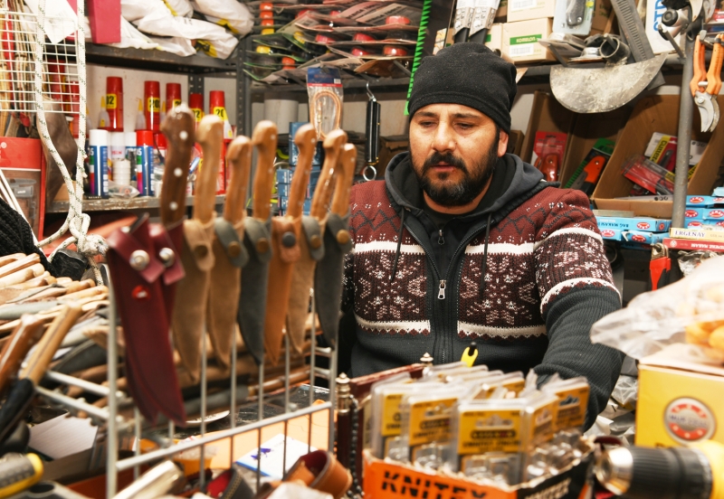 <p>'K���kken okuldan ��kt���m�zda �zellikle yaz aylar�nda hep imalathanede dedemizin, babam�z�n yan�nda demircilik yapard�k. Bu bir a�kt�r, sevdad�r demire �ekil vermek. Demiri �s�tmak, �eki�le vurmak, bir �eylere benzetmek, ona can vermek, hayat vermek bamba�ka bir hazd�r bizim i�in. Ben �niversite mezunuyum, hep yaz aylar�nda babam�n yan�ndayd�m. Bug�n ben de usta olarak demirden balta, �ak�, b��ak, orak, hayvan �an�, �apa, akl�n�za ne geliyorsa yap�yorum.'</p>