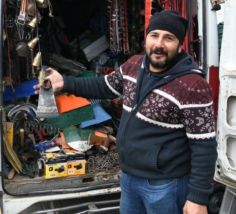 <p>Elinden geldi�ince bunu ya�atmak istedi�ini bildiren Demiral, '�ok ��k�r benim 3 �ocu�um var. Hangi o�lumun eli yatk�n olursa ona bu mesle�i ��retece�im.' ifadelerini kulland�.</p>