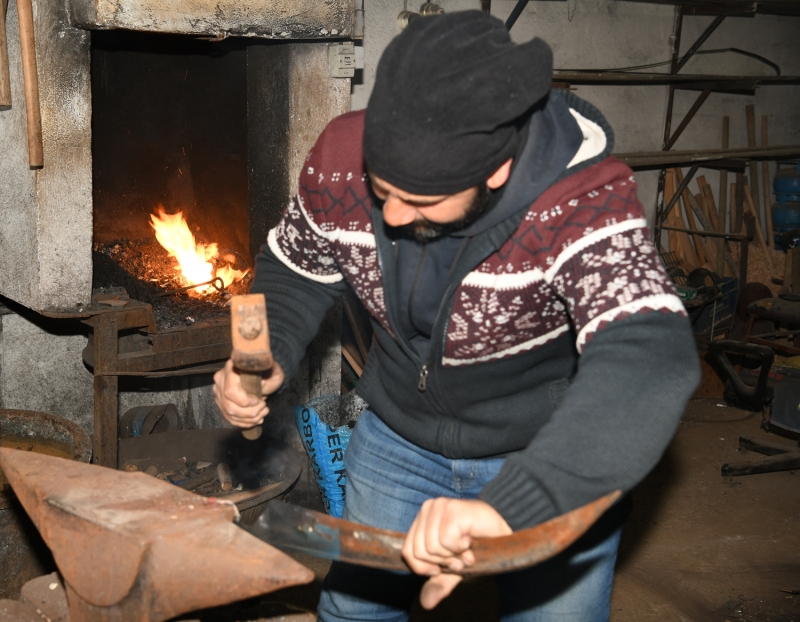 <p>G�kay Demiral, yeni tip koronavir�s salg�n� nedeniyle pek sat�� yapamad��� bu d�nemde imalata a��rl�k verdi�ini s�yledi.</p>