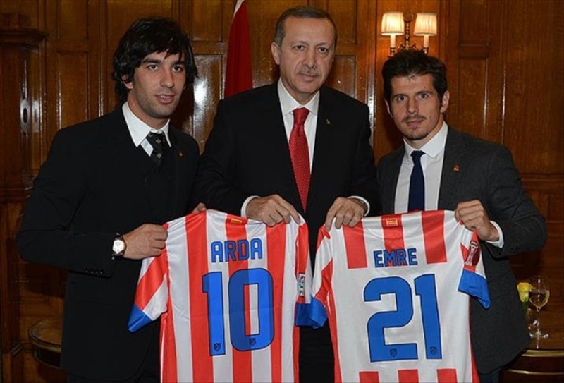 <p>Arda Turan ve Emre Bel�zo�lu bir d�nem Atletico Madrid'de beraber futbol oynam��t�.</p>