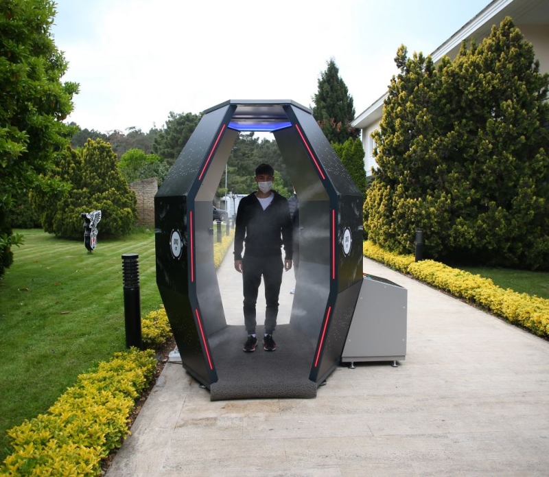 <p>Beşiktaş yönetiminin, tesis girişine dezenfektan kabini kurması Avrupa basınının da dikkatini çekti. </p>