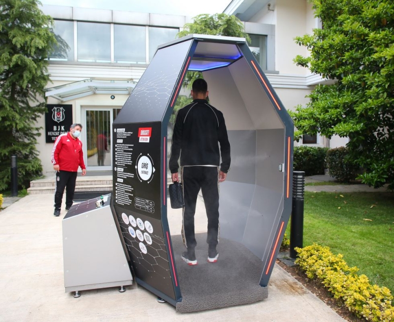 <p>'FUTBOLCULAR BU KABİNDEN GEÇMEK ZORUNDALAR'</p><p><br></p><p>İngiliz Daily Mail Gazetesi, Beşiktaş'ın koronavirüs tedbirleri kapsamında kurmuş olduğu dezenfektan kabiniyle ilgili yaptığı haberde, 'Futbolcular tesislere girmek için bu muazzam dezenfektan kabininden geçmek zorunda' ifadeleri kullanıldı. </p>