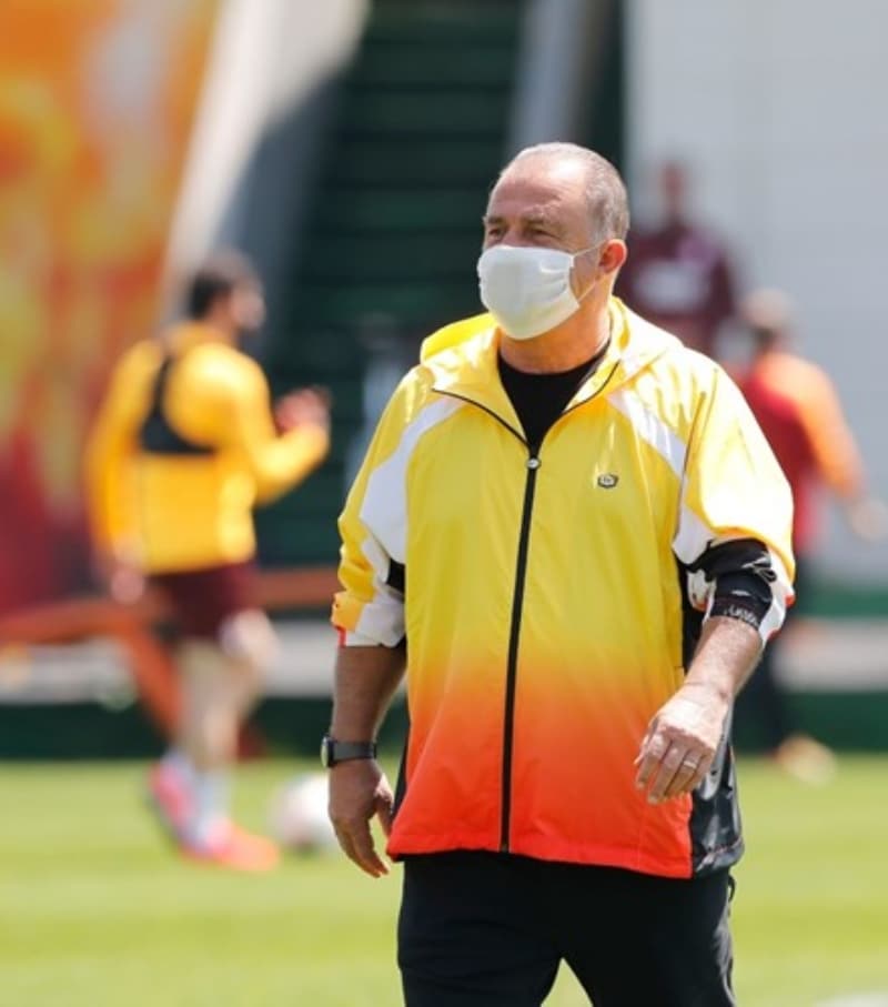 <p>Bu arada 24 Mart'ta koronavirüs testi pozitif çıkan, ardından gördüğü tedavi sonrası hastaneden taburcu edilen teknik direktör Fatih Terim, takımının başına döndü.</p>