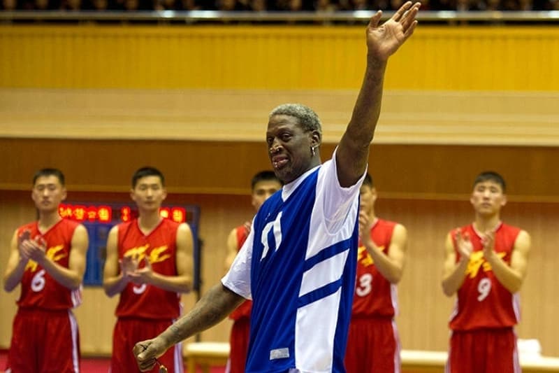 <p>Tezahrat ve alklarn benim iin olduunu sanyordum. Bu yzden el sallyordum. Sonra birisi bana 'Bu senin iin deil onun iin' dedi ve Kim Jong-un'u iaret etti. 'Bu adam kim?' diye sordum ve bana 'Bu bizim liderimiz' dediler.</p>