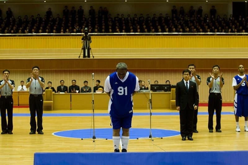 <p><b>JORDAN GELMED N SEN AIRDIK </b></p><p>Bana 'Michael Jordan gelmedi bu yzden senin gelmeni istedik' dedi. Ma boyunca srekli sohbet ettik. Ma sonras bana 'Yeniden gelmeni ok isteriz. imdi bir akam yemei yiyelim. Biraz karaoke yapalm. ' szleriyle anlatt.</p>