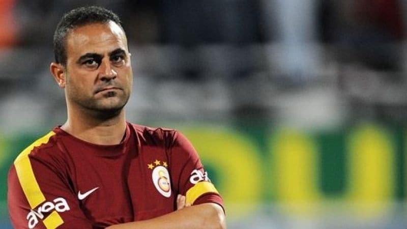 <p>Levent Şahin'in tesise evi uzak olmasına karşın gelirken, Hasan Şaş yürüme mesafesinde olmasına rağmen çağrılmadı. Toplantının olduğu sıralarda diğer yardımcı antrenörlerden Ümit Davala da Bodrum'da bulunuyordu. Yokluklarında 2 defa toplantı yapılması Davala ve Şaş'ı derinden yaraladı.</p>