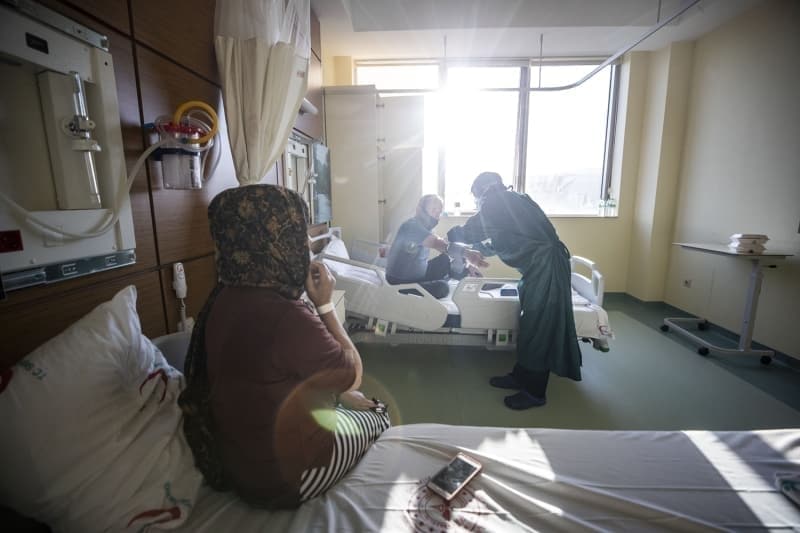 <p>Yoğun Bakım Sorumlu Hemşiresi Ebru Coşkun Erdem, 23 Mart'tan itibaren Kovid-19'lu hasta almaya başladıklarına değinerek, 'Eğitimlerimizi tamamladık. Bütün çalışma planlarımızı değiştirdik ve Kovid-19 dönemine göre düzenledik. 24 saat şeklinde çalışmaya başladık.' dedi.</p>