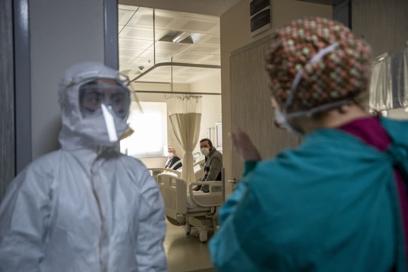 <p>Acil serviste tüm sağlık personeli beyaz tulum giyerek çalışıyor. Bu kıyafetlerin içerisinde birbirlerine benzediklerini dile getiren Acil Servis Sorumlusu Mehmet Yaman, isimlerini tulumlarının üzerine yazdıklarını anlattı. Yaman, 'Onun dışında bayrak da kullanmak istedik. Bu da gurur verici bir şey. Şu an biz bir savaş halindeyiz, bayrağımızı bu şekilde dalgalandırdığımızı ve tüm sağlık camiamızı temsil ettiğimizi düşünüyoruz.' dedi.</p>