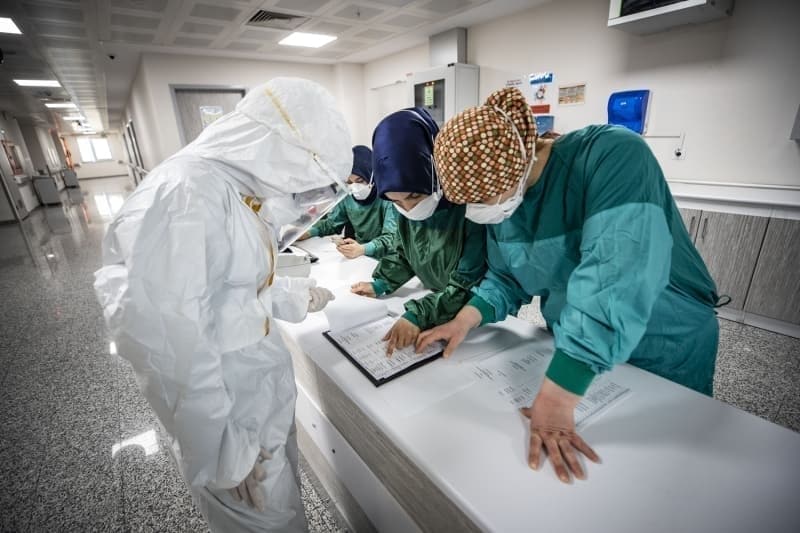 <p>Acil tıp uzmanı doktor Naşide Selen de izolasyona alınan, acile kabul edilen Kovid-19 pozitif hastalarının güncel rehbere uygun şekilde tetkiklerinin yapıldığını belirterek, 'Bulgularına ve semptomlarına göre akciğer grafisi ya da tomografisi yapıyoruz. Değerlendirmemiz sonucunda da hastanın eğer yatışı gerekiyorsa pandemi servisine yatışı yapılıyor. Yatış gerekmeyen bir durumu varsa da evde izolasyon formu doldurularak, ayaktan tedavisini tamamlayarak takibe alıyoruz.' diye konuştu.</p>