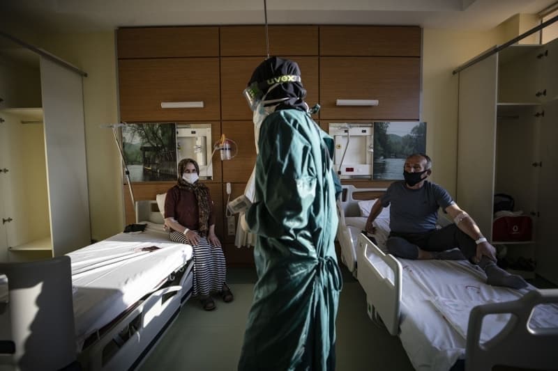 <p>Yoğun bakım ünitelerinden birinin duvarında 'Kovid-19 Günlükleri' isimli bir pano bulunuyor. Panonun üzerinde 'endişe', 'kendimizi virüs olarak görmemiz', 'alkış', 'nefessizlik', 'korku', 'eski haline özlem', 'maske savaşları', 'uykusuzluk', 'sinir harbi', 'günde 5 forma değiştirmek', 'izolasyon', 'Kovid sonrası septum deviasyonu ameliyatı', 'tahammülsüzlük', 'maske ve gözlük izi', 'hemşireye verilen değer' ve 'tulum' gibi notlar yer alıyor.</p>