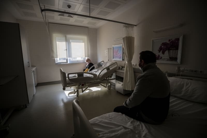 <p>Yenidoğan Yoğun Bakım Ünitesinde çok sayıda bebek bulunuyor. Burada görevli hemşireler, her bebeği şefkatle kucaklıyor. Bu bölümün yanındaki izolasyon odasında Kovid-19 tanısı alan bir annenin yeni doğan bebeği kalıyor.</p>