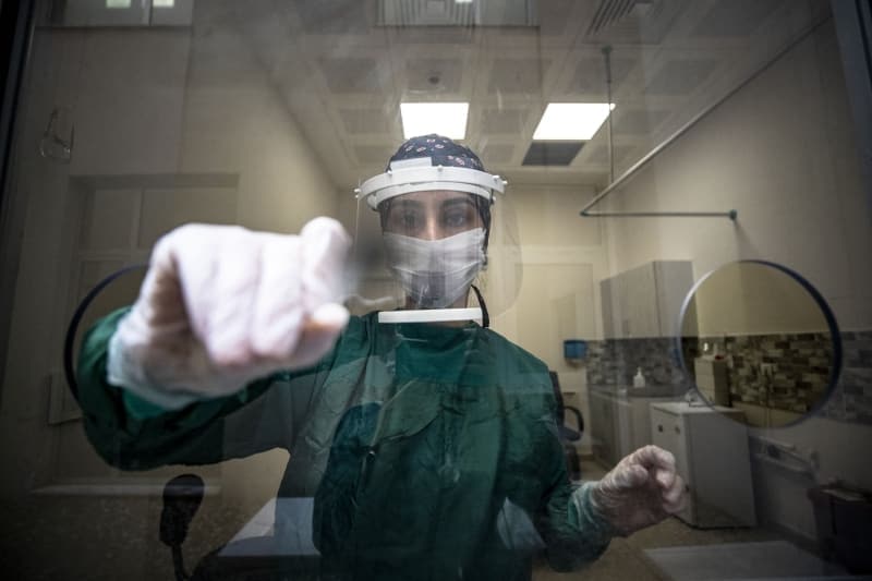 <p>Ameliyathane sorumlu hemşiresi Aslı Avcı salgın süresince ameliyatları durdurmadıklarını ve acil vakaların ameliyatlarını yaptıklarını söyledi.</p><p>Ameliyathanede bir hastadan diğerine hazırlık aşamasında dezenfeksiyon işlemine özen gösterdiklerinin altını çizen Avcı, 'Ameliyat lambalarının haricindeki her şeyi örtüyoruz, onları ayrıca bir dezenfeksiyondan geçiriyoruz. Odalarımız negatif basınçlı odalar, temizlik yapılırken havada partikül uçuşmasına izin vermeden, odanın dezenfeksiyonunu yaptıktan sonra ikinci bir ameliyat için hazırlamış oluyoruz. Böylece hastaya bulaş riskini azaltmış oluyoruz.' dedi.</p><p>Anestezi tekniker sorumlusu Ayşe Akdemir de odalardaki negatif basınç nedeniyle ısının bir kat daha artığını, tulumla çalışmanın daha da zorlaştığını dile getirerek, bu süreçte en çok zorlanılan alanlardan birinin ameliyatlar olduğunu belirtti.</p><p>Yaklaşık 3 saat süren bir ameliyattan çıkan ameliyathane personeli Bayram Altuntaş, giydikleri koruyucu kıyafetlerle birlikte sıcaklığın da artmasının kendilerini zorladığını söyledi.</p><p>Kovid-19 için ayrılan yatan hasta servislerinde, hastalara bağışıklık sistemini güçlendirici diyetler veriliyor. Hastaların tansiyon, böbrek yetmezliği, şeker gibi hastalıklarına göre de özel yemekler seçiliyor.</p><p>Bazı hastalar, Sancaktepe Şehit Prof. Dr. İlhan Varank Eğitim ve Araştırma Hastanesinin ek hizmet binası olan Çekmeköy Devlet Hastanesine hastanenin nakil ambulansları ile götürülüyor. Nakil hastalarının tedavisi yine Kovid-19 için ayrılan katlarda devam ediyor.</p>