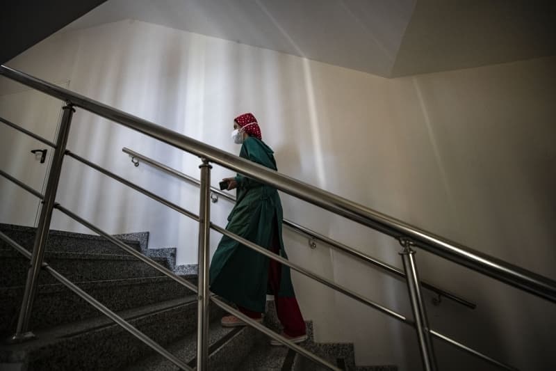 <p>Acil servis hemşiresi Yelda Yeğen, hastanın izolasyon alanına alındıktan sonra triyaj dosyasına gerekli bilgilerin yazıldığını anlattı.</p>