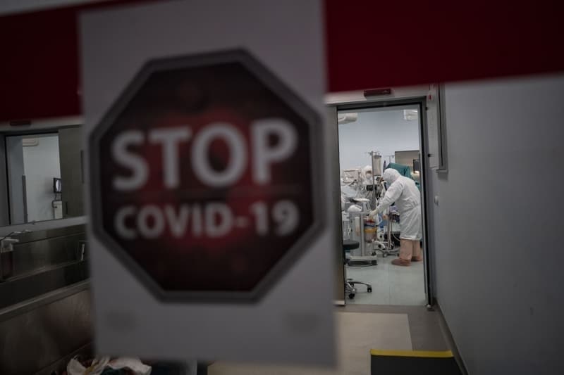 <p>Hastaneye ambulansla gelen hastalar, Kovid-19 için ayrılan acil bölümünden giriş yapıyor. Hastayı koruyucu kıyafetli bir sağlık ekibi karşılıyor.</p>