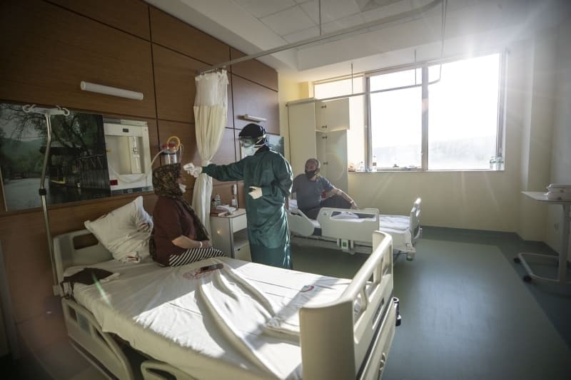 <p>Yoğun Bakım Hemşiresi Döndü Palabıyık, salgın başladığından bu yana iş yüklerinin artığını belirterek, şunları anlattı: 'Özellikle tulumla çalışmak, 24 saat bu alanda kapalı kalmak ve maskeyle çalışmak bizi çok yoruyor. Burada maskeyle çalışıyoruz ama hemşire odasında da maskelerimizi çıkarmıyoruz. Birbirimize bulaş riski de yüksek. Mesafeyle durup yemeklerimizi bile o şekilde yiyoruz. Yoğun bakımdaki odalarda 3 saatten fazla kaldığımız oluyor ve bu süreç uzayabiliyor. Özel izolasyon odalarına her girip çıktığımızda bir forma değiştiriyoruz. 24 saat boyunca 5 forma değiştirdiğimiz oluyor. Burada çamaşır makinesi ve duş gibi imkanlarımız var. Duş alıp yeni forma giyip tekrar buraya geri dönüyoruz.'<br></p><p><br></p><p>Hasta destek personeli Hasancan Mermer, hastaların her türlü bakımında ve gündelik ihtiyaçlarında destek olmaya çalıştığını ifade ederek, 'Hastanın yemek yemesi, çarşaf takımının değiştirilmesi ve hasta ile sohbet etmek gibi her konuda destek olmaya çalışıyorum, onları aile bireylerimiz gibi görüyoruz.' diye konuştu.<br></p>