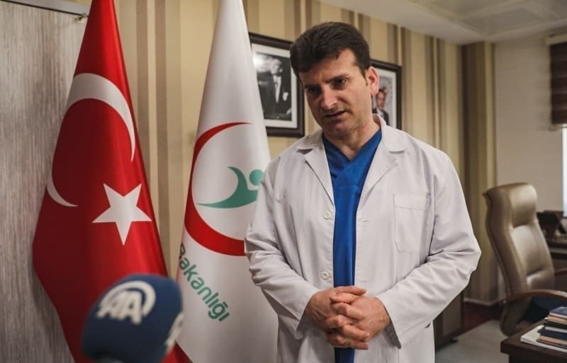 <p><b>- KOVİD-19'U ATLATAN HEMŞİRE</b><br></p><p><br></p><p><br></p><p>Kovid-19'u atlatan Çekmeköy Devlet Hastanesi Enfeksiyon Servisi Sorumlu Hemşiresi Melike Öntaş, tedavisinin ardından 13 Nisan'da taburcu edildiğini ifade ederek, şöyle dedi:</p><p>'Ailemden ve çocuklarımdan uzaktaydım. İki çocuğumdan 1 ay boyunca uzak kalmak çok zordu. İyileştim, 1 aylık süreci atlattım ve eve geri döndüm, çocuklarıma kavuştum. Ne kadar onlara uzaktan bakmak zorunda kalsam da onlarla sadece yan yana olmak bile yetiyor bana. Yine korunaklı yine maskelerimizle uzaktan uzağa çocuklarımla görüşebiliyorum. Sağlık çalışanları bu süreci büyük bir mücadele vererek atlattı.'</p>