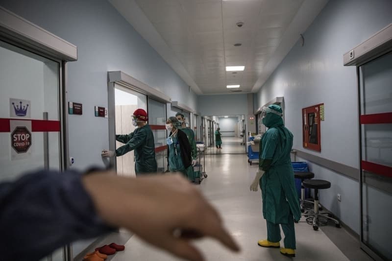 <p><b>- KOVİD-19 SERVİSİNDE TEDAVİ GÖREN ÇİFT</b><br></p><p><br></p><p><br></p><p>Çekmeköy Devlet Hastanesinde Kovid-19 servisinde Abdurrahim ve Fatma Çolak çifti tedavi görüyor.</p><p>Fatma Çolak, normalde hastaların tekli odalarda kaldığını ancak eşiyle aynı odada kalmayı tercih ettiklerini anlatarak, 'Tedavimiz iyi geçiyor. Bizi ayırmadılar ve bir arada tuttular. Bizimle çok iyi ilgileniyorlar.' dedi.</p>