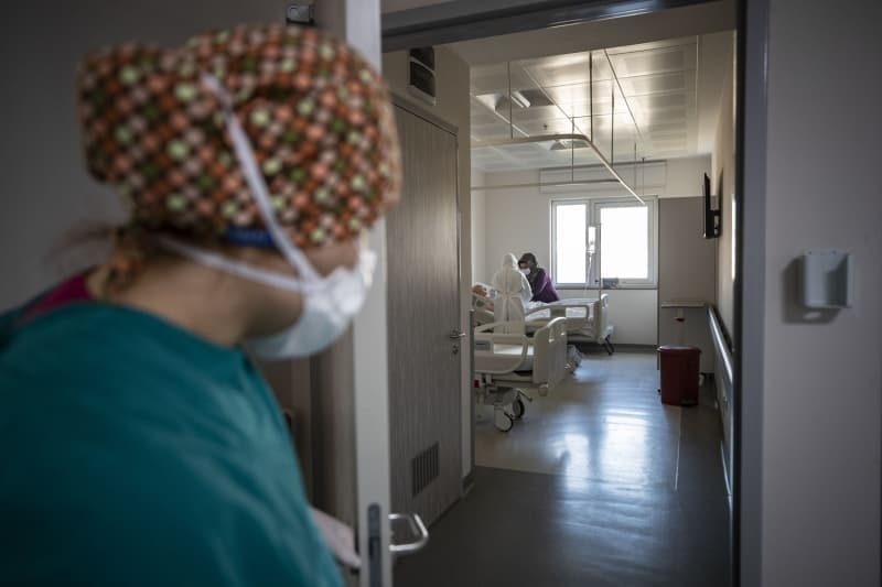 <p><b>- KOVİD TESTİ POZİTİF ANNELERİN BEBEKLERİNDEN 24 SAAT İÇERİSİNDE İLK SÜRÜNTÜ ÖRNEĞİ ALINIYOR</b><br></p>