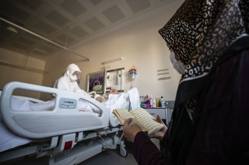 <p>Yenidoğan Yoğun Bakım Uzmanı Bülent Güzel, her Kovid-19 tanısı konan annenin bebeğinde solunum sıkıntısı görülmediğine dikkati çekerek, şu bilgileri verdi:</p>