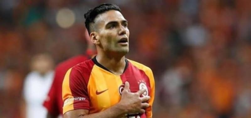 <p>Galatasaray sezona iyi bir giriş yapamadı. Önemli takviyelere imza atan sarı kırmızılılar, hem ligde hem de Şampiyonlar Ligi’nde istediğini alamıyordu. Ve en flaş transfer Radamel Falcao ise sakatlığı nedeniyle bu süreçte forma giyemiyordu. Türk Telekom Stadyumu’nda oynanan bir Şampiyonlar Ligi maçı sonrasında soyunma odasında mağlubiyetin verdiği üzüntü vardı.</p>
