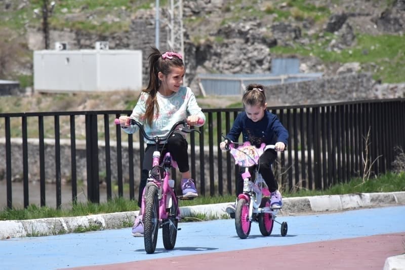 <p>Kırklareli'nde de birçok çocuk anne ve babalarıyla dışarıya çıkarak park ve yeşil alanları doldurdu.</p>