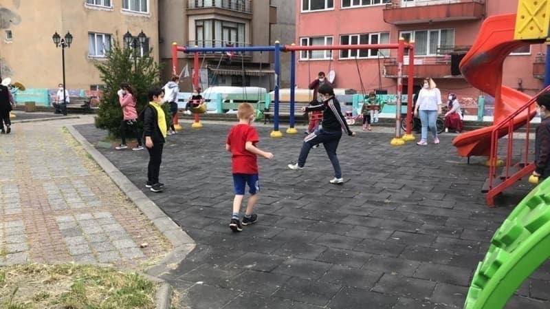 <p>12 yaşındaki Arda Yağız Çanlı da uzun zamandır evde olduğunu ve çok sıkıldığını, bugün dışarıya çıkarak doyasıya eğleneceğini ifade etti.</p>