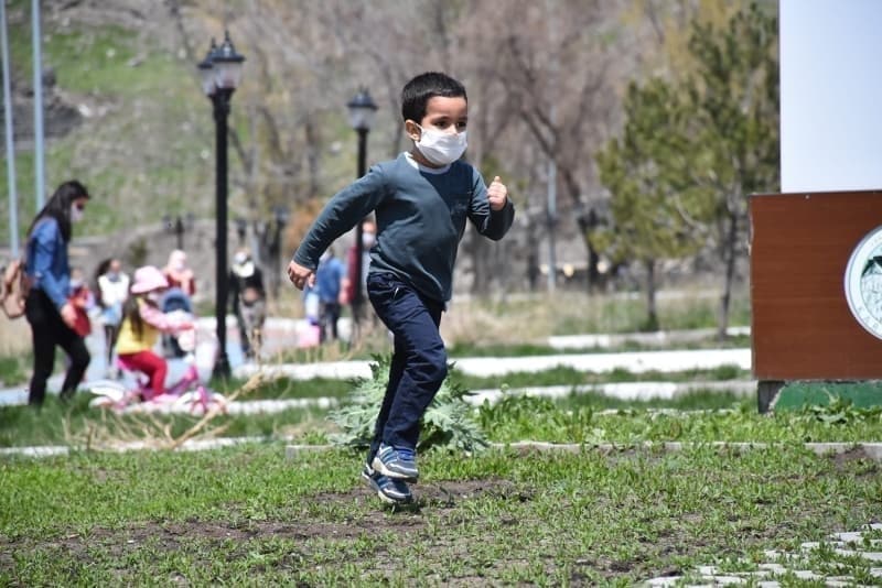 <p>Ailesiyle dışarıya çıkan 10 yaşındaki Seymen Dişdiş, parkta oynamayı, uçurtma uçurtmayı özlediğini söyledi.</p>
