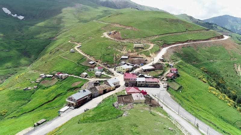 <p><b>GÜMÜŞHANE- TRABZON ULAŞIMINI 40 DAKİKA KISALTACAK</b></p><p> Mevcut Zigana Tüneli, yaklaşık 1800 metre kotlarından geçerken, Yeni Zigana Tüneli'ne ise yaklaşık 800 metre daha düşük kottan girilerek, Zigana Dağı geçilmiş olacak.</p>