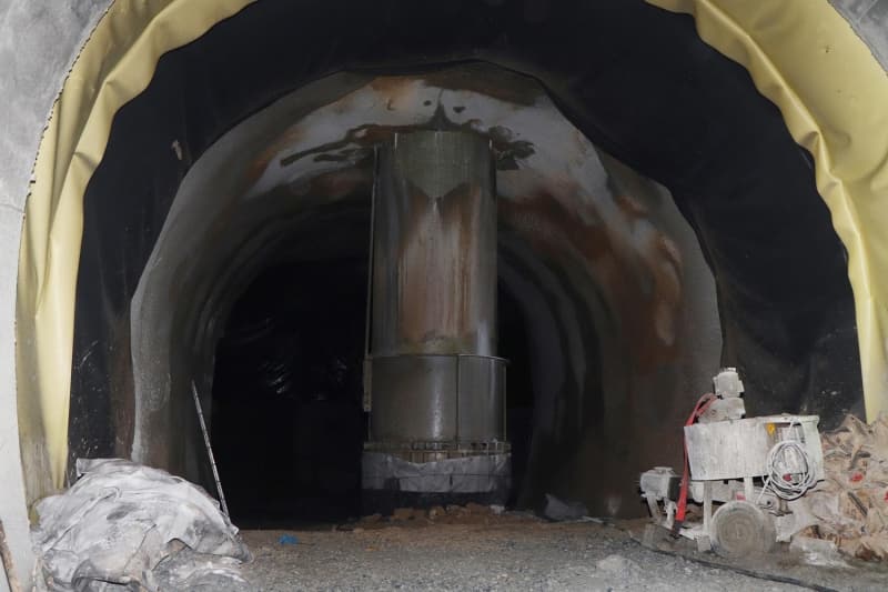 <p>Projeyle Gümüşhane'nin Torul ilçesine bağlı Köstere köyü mevkisi ile Trabzon'un Maçka ilçesine bağlı Başarköy köyü arasında, her biri 14,5 kilometre ve toplam 29 kilometre uzunluğunda çift tünel inşa ediliyor.</p>