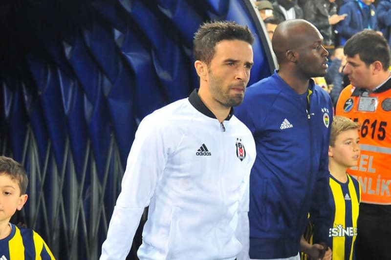 <p>22 yaşında geldiği Fenerbahçe’den, eski başkan Aziz Yıldırım’ın mali kongredeki “Onun istediği parayı ben orta ölçekli bir işi adamı olarak kazanmıyorum” sözlerinden sonra kopup Beşiktaş’a giden Gökhan Gönül, yeniden sarı lacivertlilere çok yakın.</p>